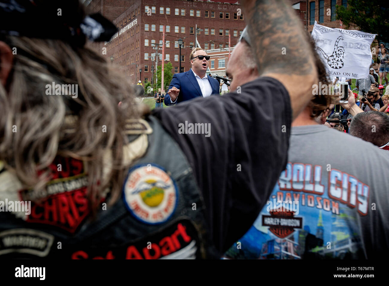 Radio shock jock, cospirazione teorico e fondatore di Infowars, Alex Jones, in una pistola di pro rally all'inizio della Convention Nazionale Repubblicana in Cleveland. Foto Stock
