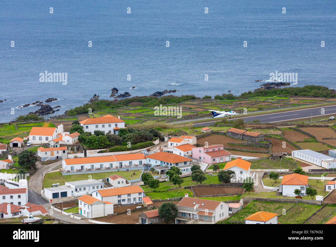 Vila do Corvo village e pista di atterraggio per aerei, Corvo island, Azzorre, Portogallo. Foto Stock