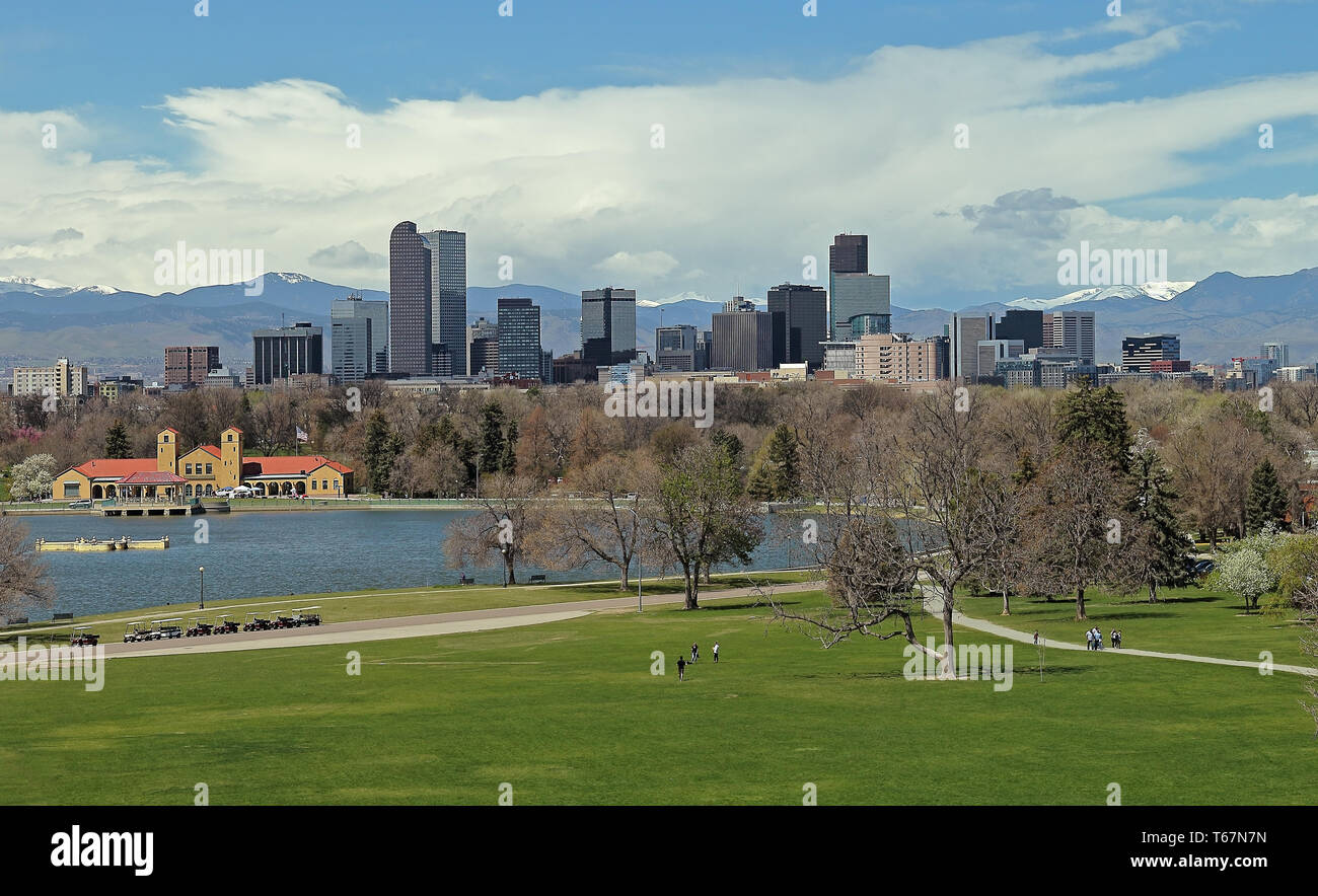 Denver Colorado downtown con il parco della città in una giornata di primavera Foto Stock