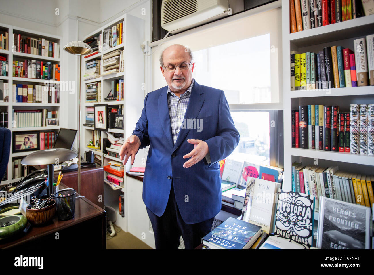 L'Indiano- scrittore americano di Salman Rushdie. Un ricordo, è uno autobiografico pubblicato da Random House nel 2012. Joseph Anton era lo pseudonimo egli ha usato mentre si nascondono dopo l Ayatollah Khomeini ha emesso una fatwa seguenti Rushdie del romanzo "I versetti satanici". Foto Stock