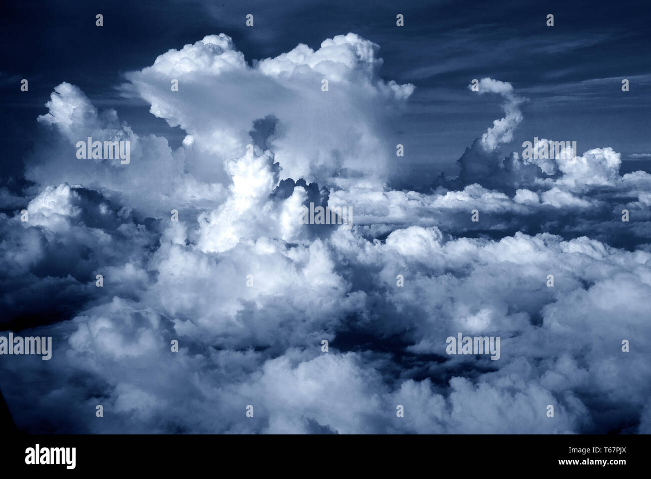 Thundernubi fuori Eagle Ford in Texas. La nuvola di cumulonimbus è una nuvola verticale densa e torreggiante formata da vapori d'acqua spinti verso l'alto da potenti correnti d'aria. Foto Stock