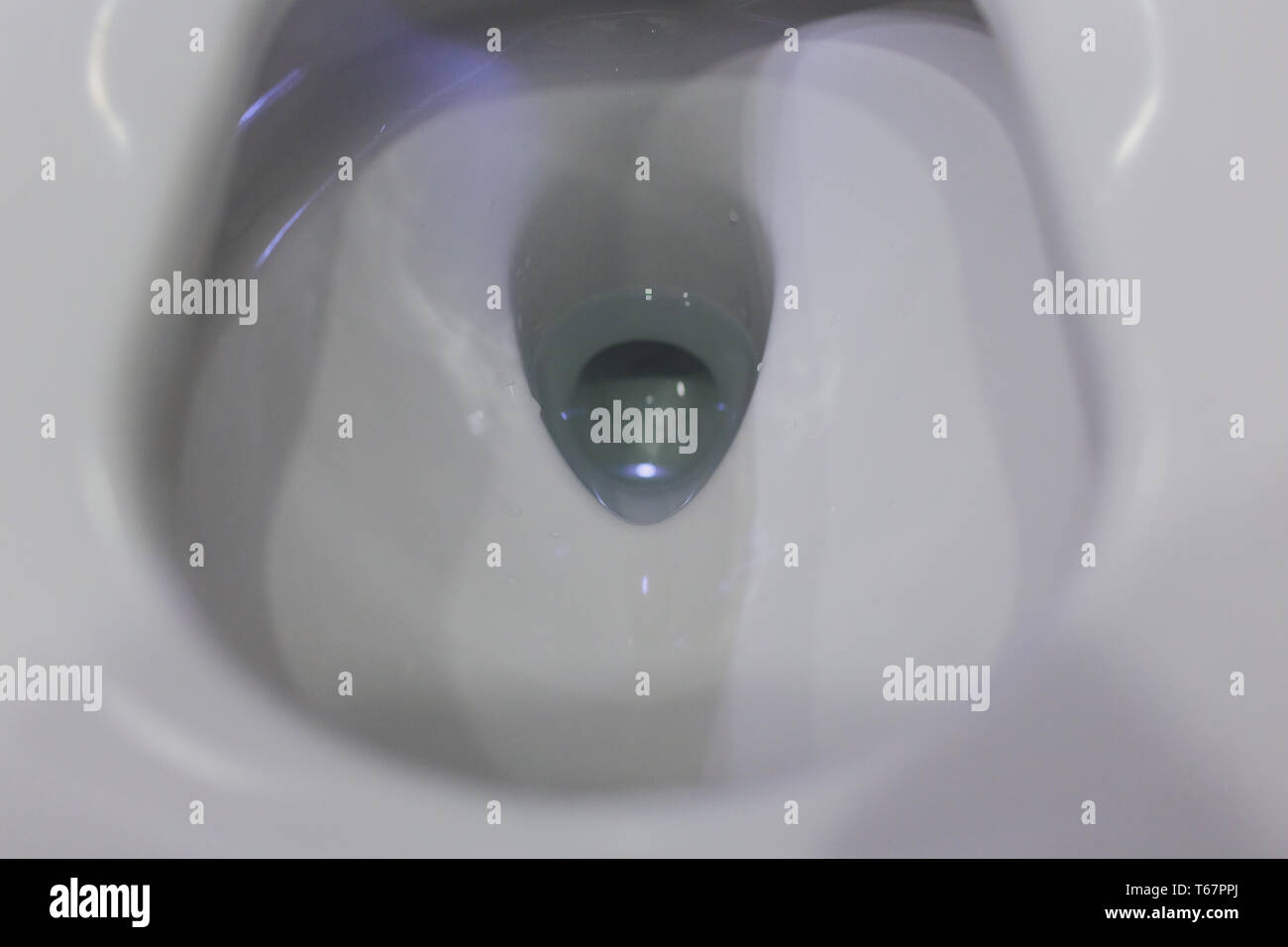 Servizi igienici che si illumina in uno standard moderno bagno. Foto Stock