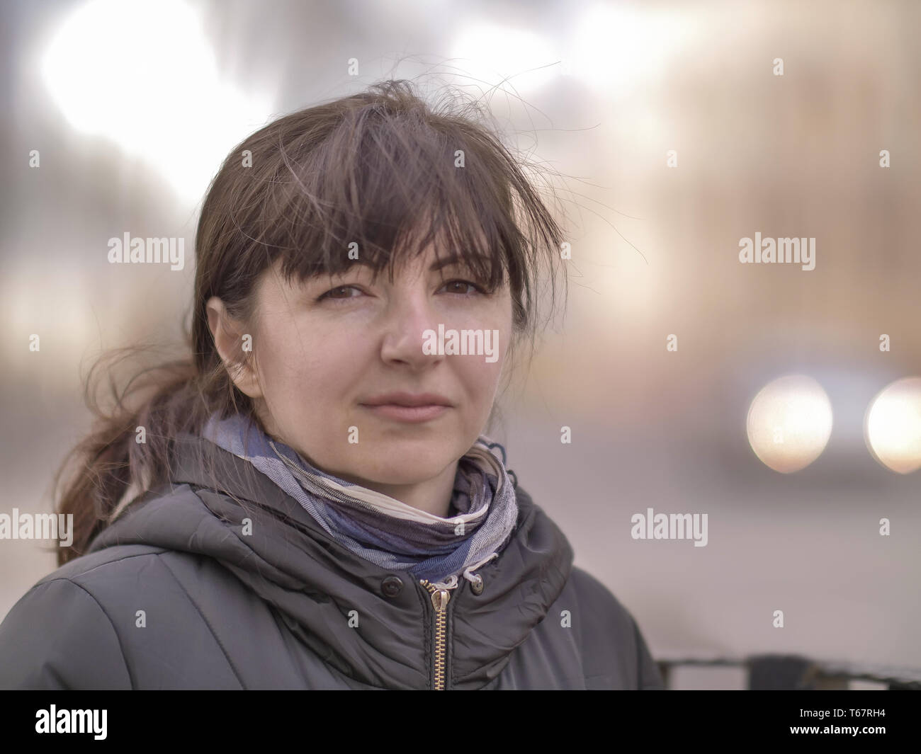 Ritratto di una donna attraente sullo sfondo della strada Foto Stock