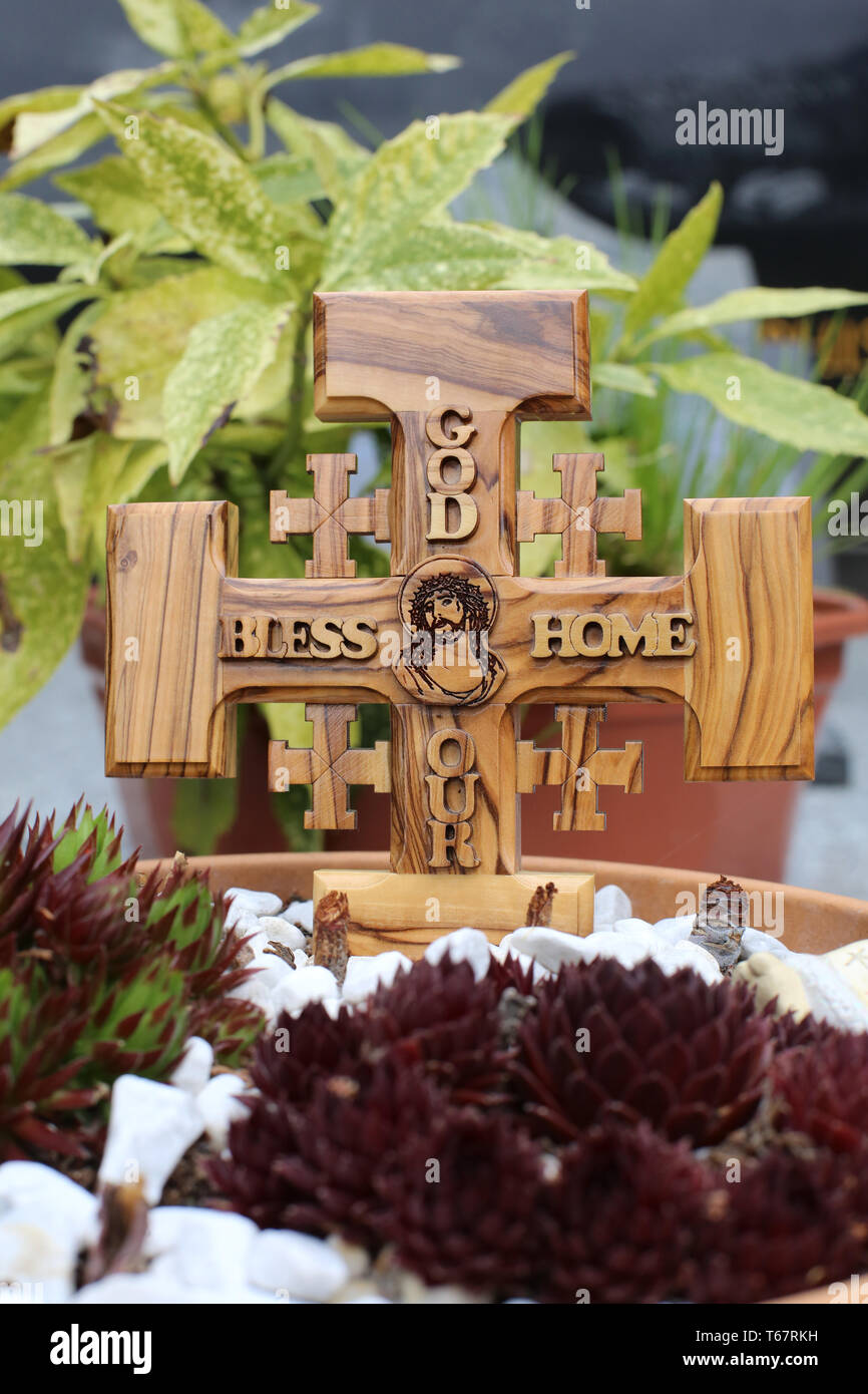 Croix de Jérusalem en bois d'olivier représentant Jésus-Christ. Foto Stock