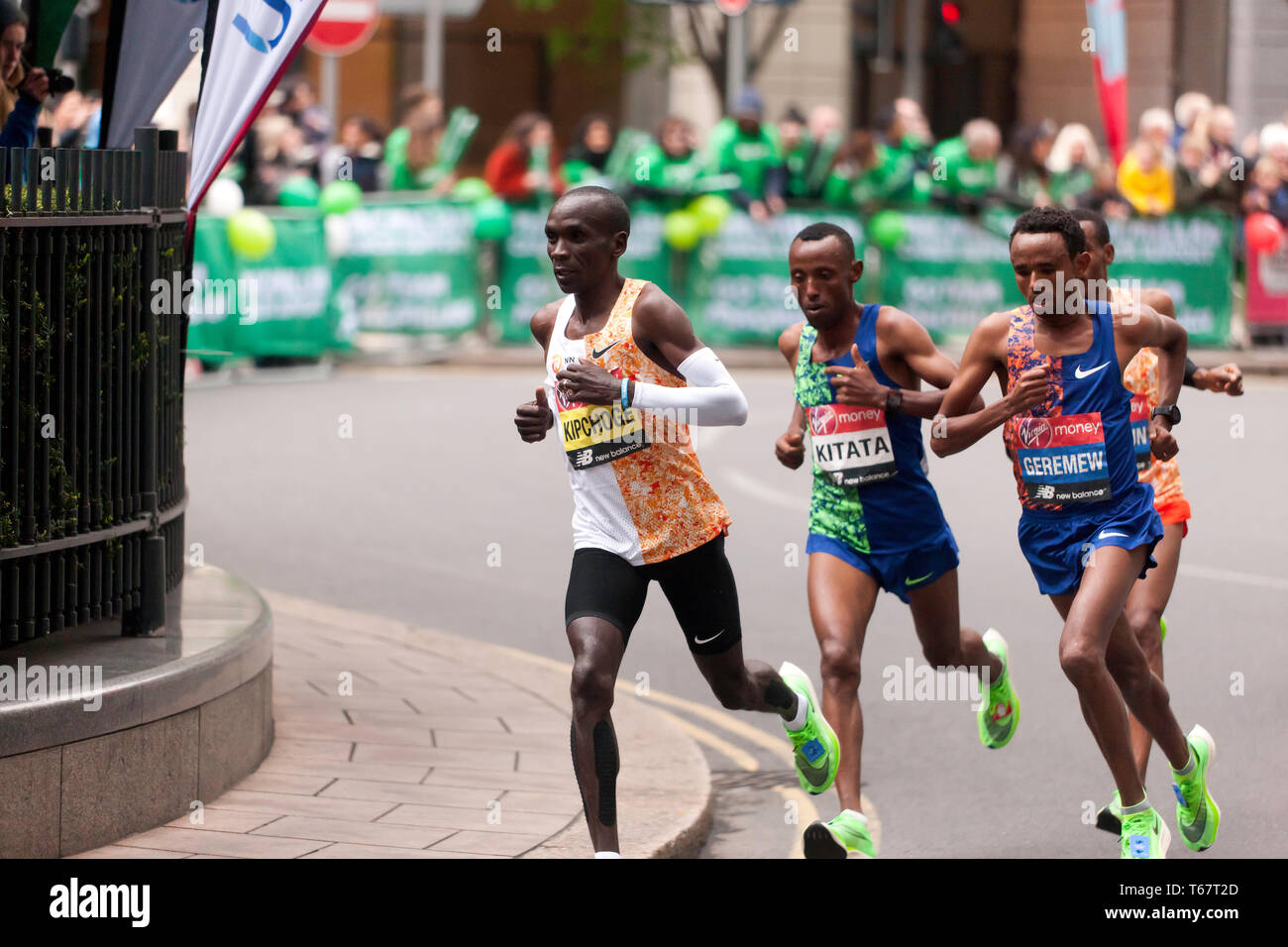 Eliud Kipchoge dal Kenya, portando il Uomini Elite 2019 Maratona di Londra, da Mosinet Geremew, Tola Shura Kitata e mulo Wasihun Eliud, è andato su win in un tempo di 02:02:37 Foto Stock