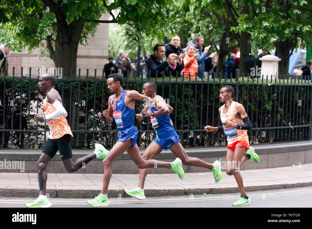 Eliud Kipchoge dal Kenya, portando il Uomini Elite 2019 Maratona di Londra, da Mosinet Geremew, Tola Shura Kitata e mulo Wasihun Eliud, è andato su win in un tempo di 02:02:37 Foto Stock
