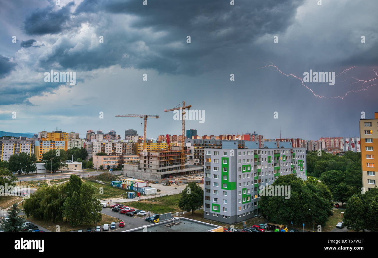 Un fulmine sul complesso residenziale. Tempesta in città. Foto Stock