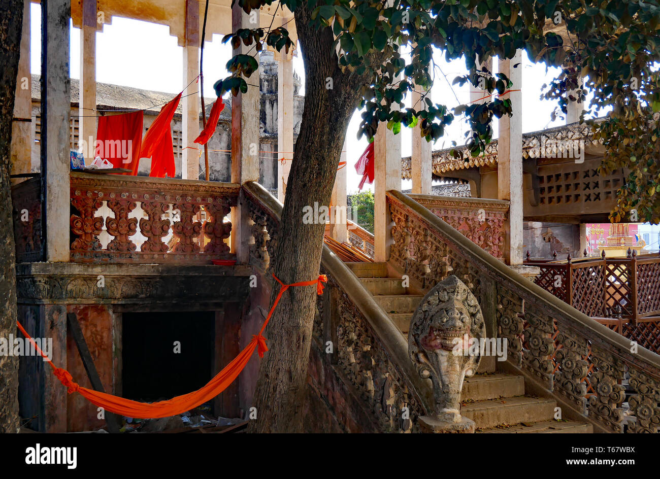 Abiti dello zafferano appeso all'interno di Wat Kampong Thom Tempio tempio. Entri Sam Voreak Pagoda. Kampong Thom, Cambogia. 19-12-2018 Foto Stock