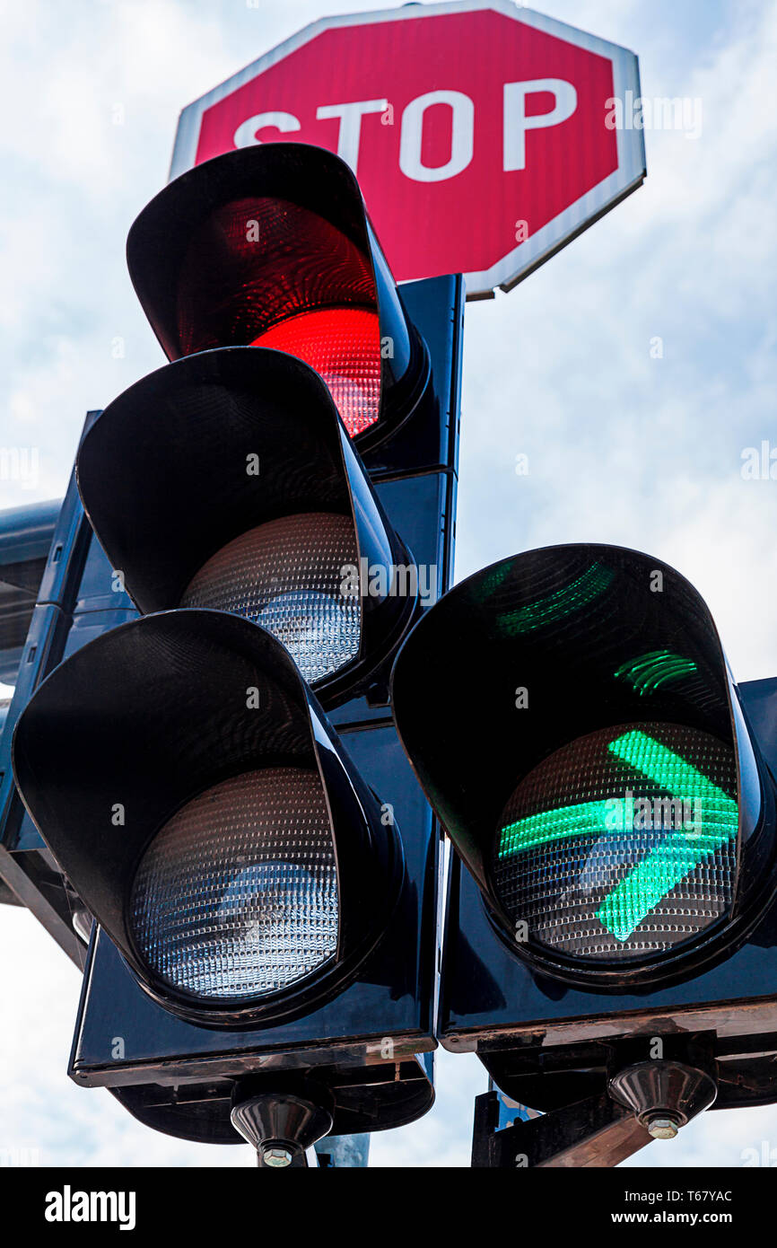 ●€- luce rossa al semaforo con sezione aggiuntiva - la freccia verde a destra. Strada segno di arresto Foto Stock
