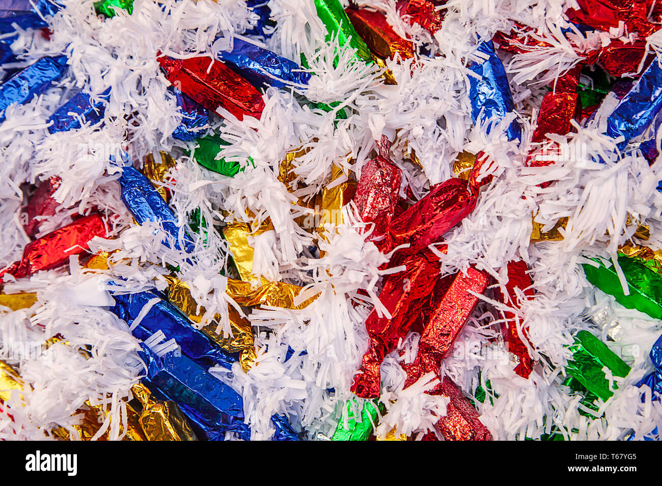 Bonbons avvolto sullo sfondo. Albero di Natale e Pasqua caramelle Close Up - Immagine Foto Stock