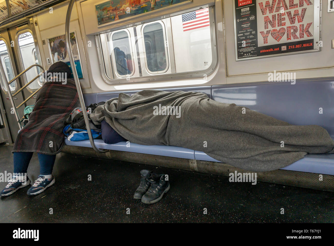 Persone senza dimora dormendo distesa e seduto sulla metropolitana di New York sabato Ppril 20, 2019. (© Richard B. Levine) Foto Stock