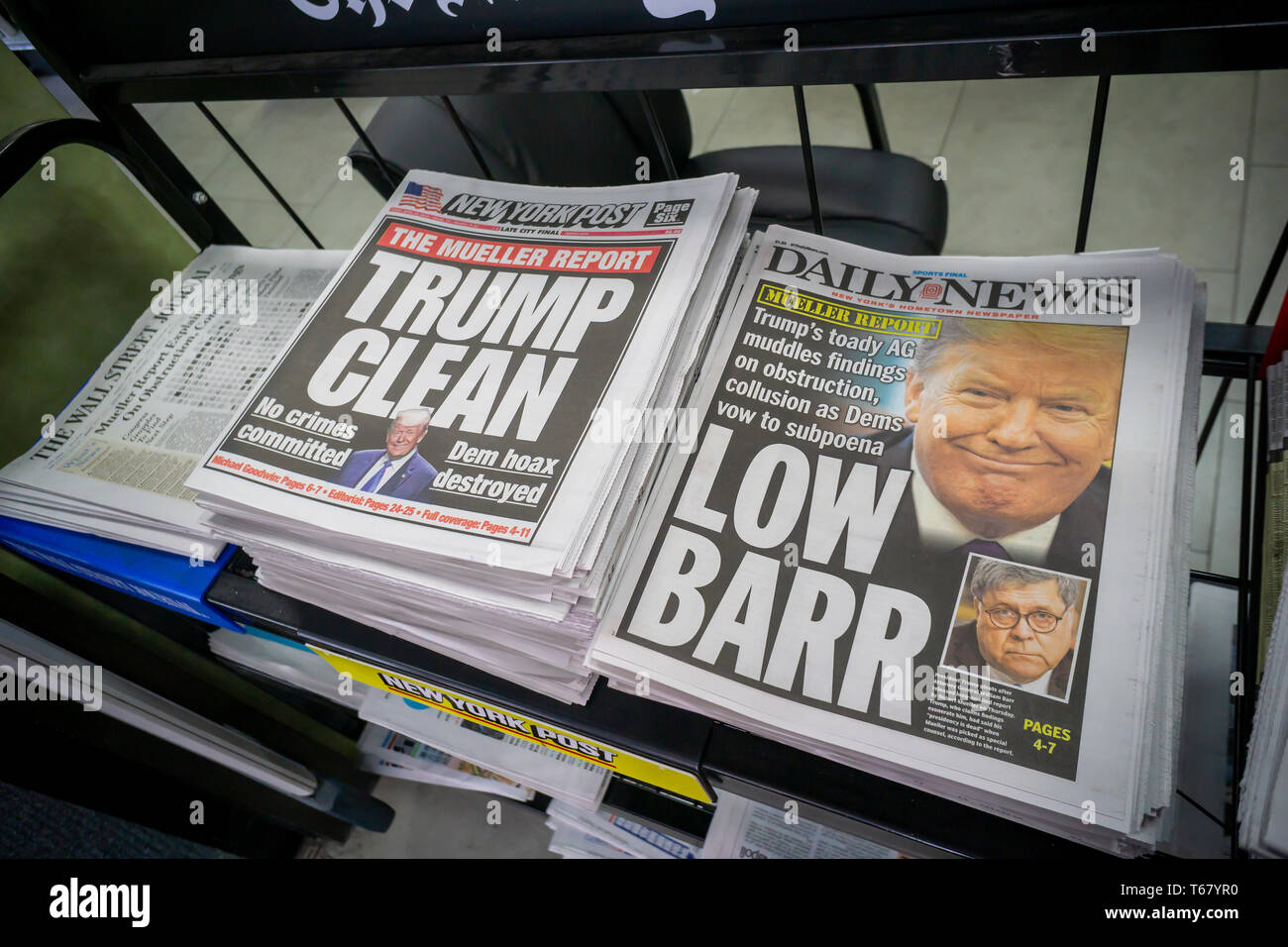 In primo piano del NY Daily News e il NY Post hanno opinioni divergenti su Venerdì, Aprile 19, 2019 il giorno precedente il rilascio della relazione redatta dal consulente speciale Robert Mueller sul russo immischiarsi nelle elezioni presidenziali e possibile collusione dalla campagna di briscola e Attorney General William Barr della conferenza stampa della relazione. (© Richard B. Levine) Foto Stock