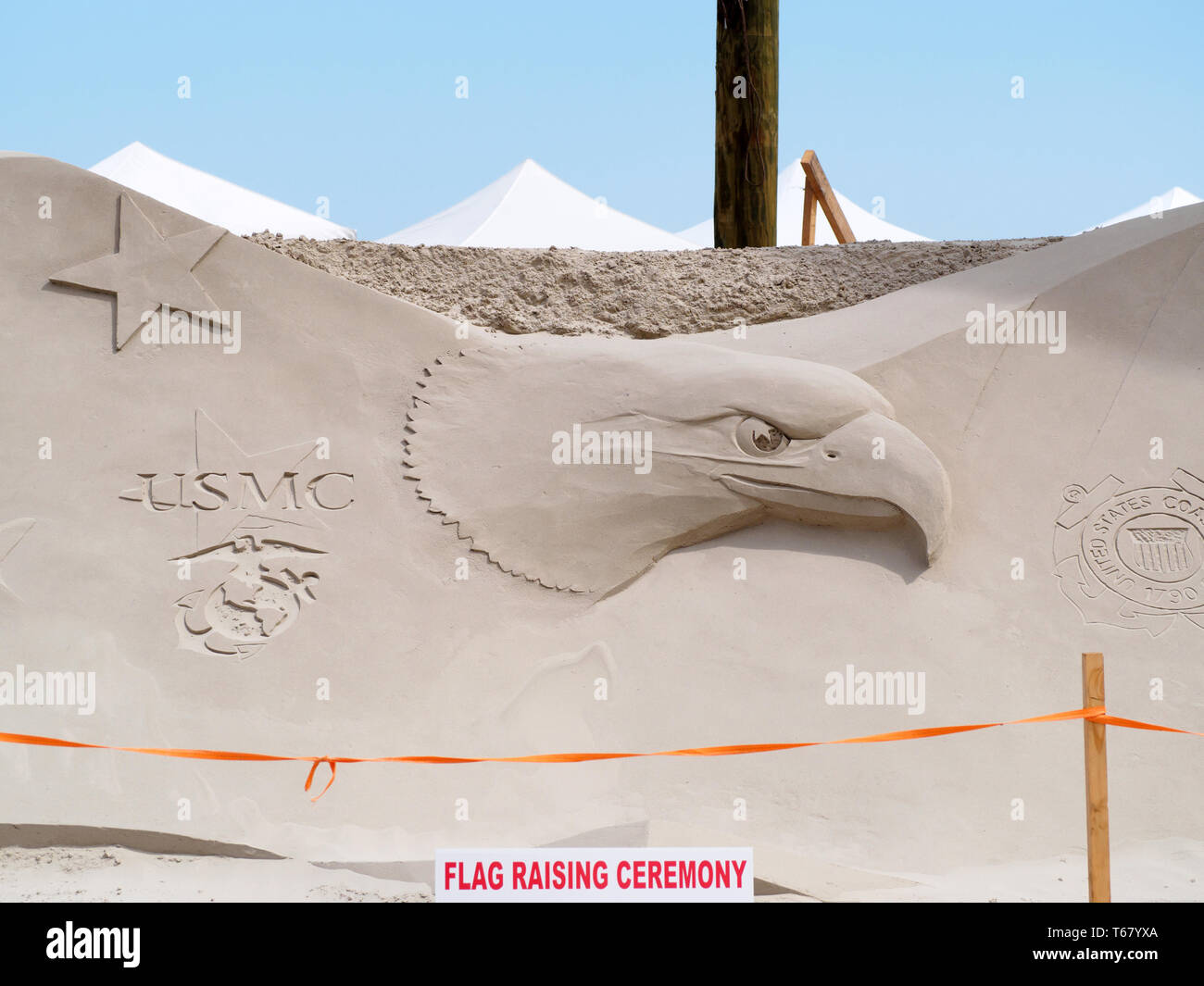 Corpo della Marina degli Stati Uniti e del logo eagle scolpita nella sabbia al 2019 Texas Sandfest in Port Aransas, Texas, Stati Uniti d'America. Foto Stock