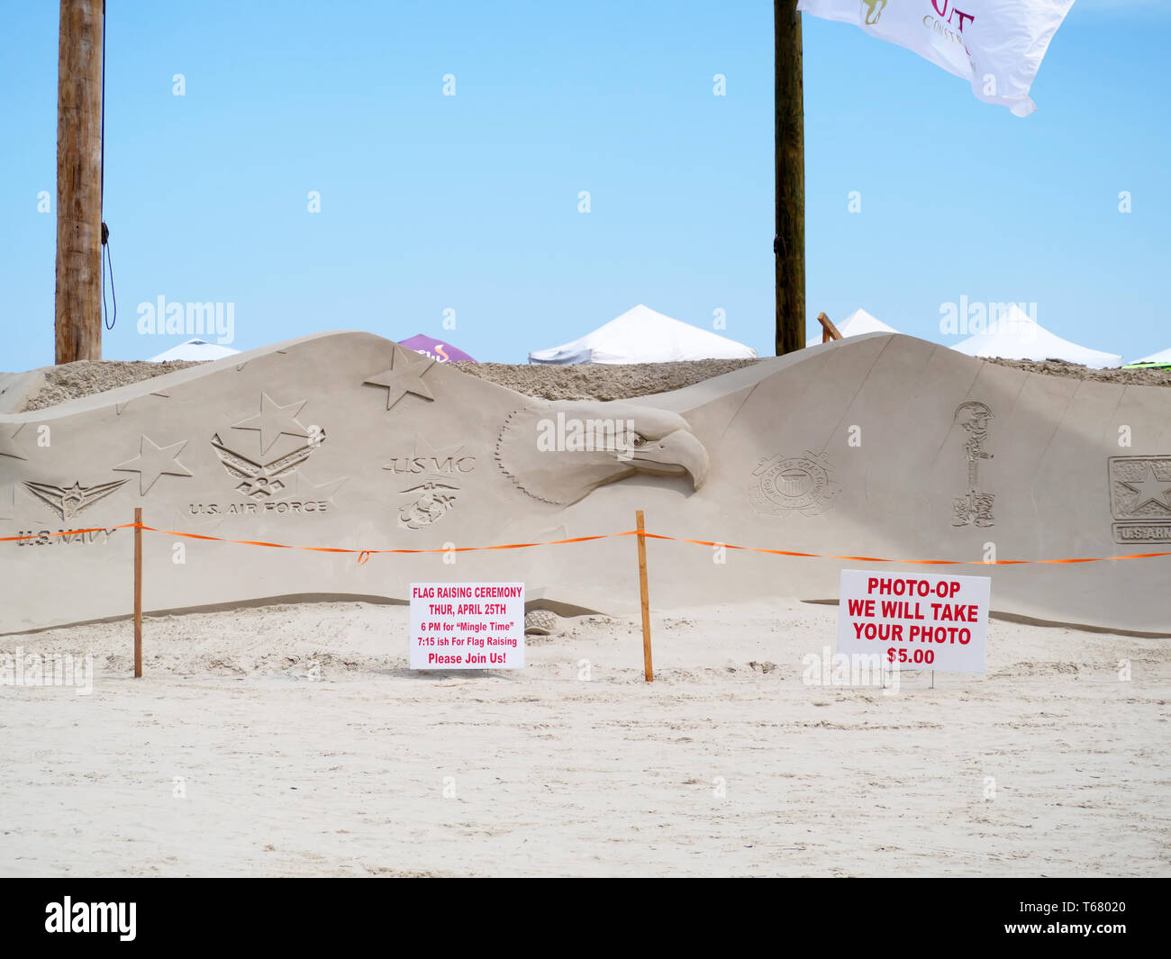 Le forze armate degli Stati Uniti hanno logo sono presenti su una massiccia scolpita aquila in sabbia al 2019 Texas Sandfest in Port Aransas, Texas, Stati Uniti d'America. Foto Stock