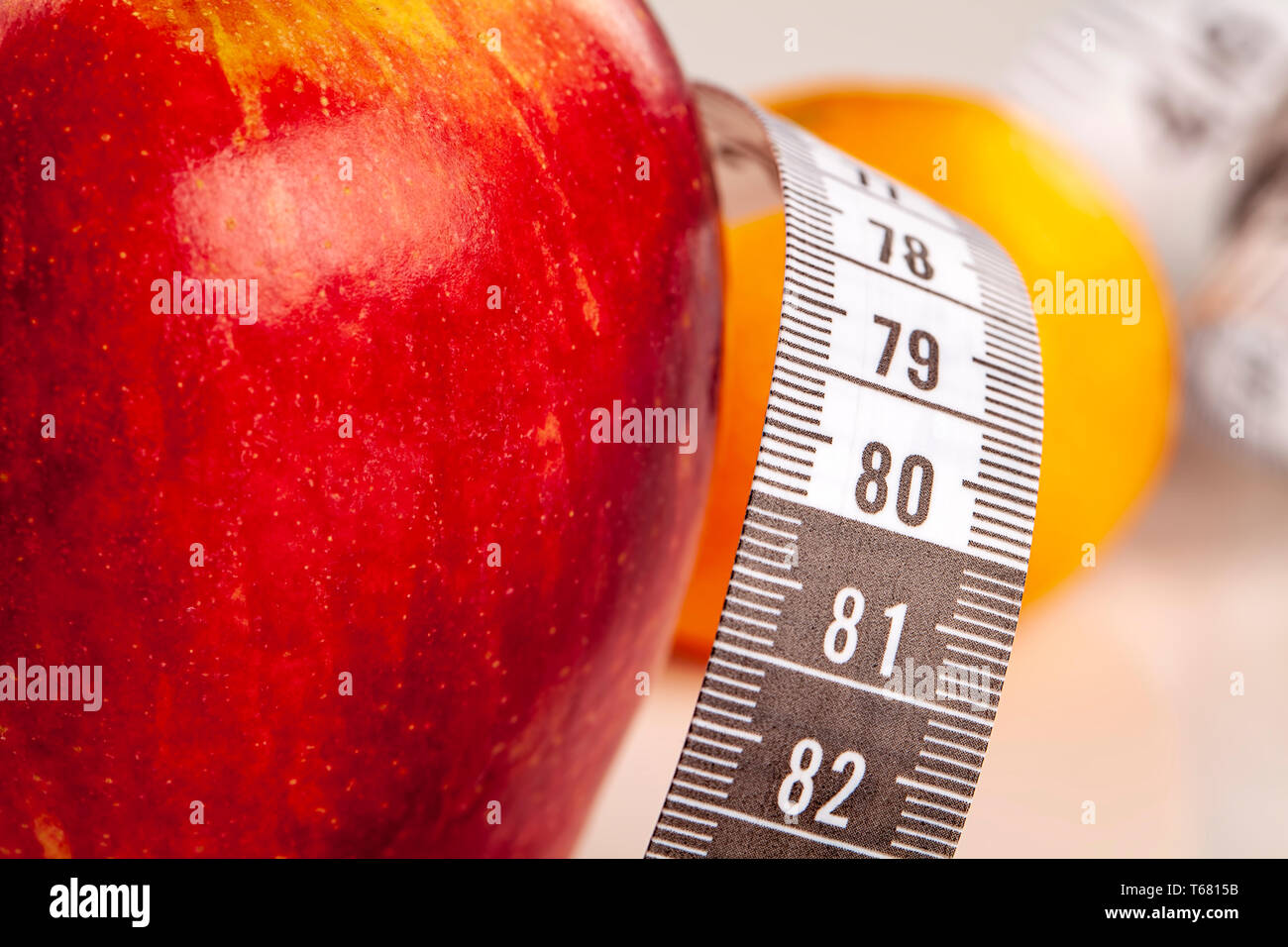 Apple con nastro di misurazione. La perdita di peso concept Foto Stock