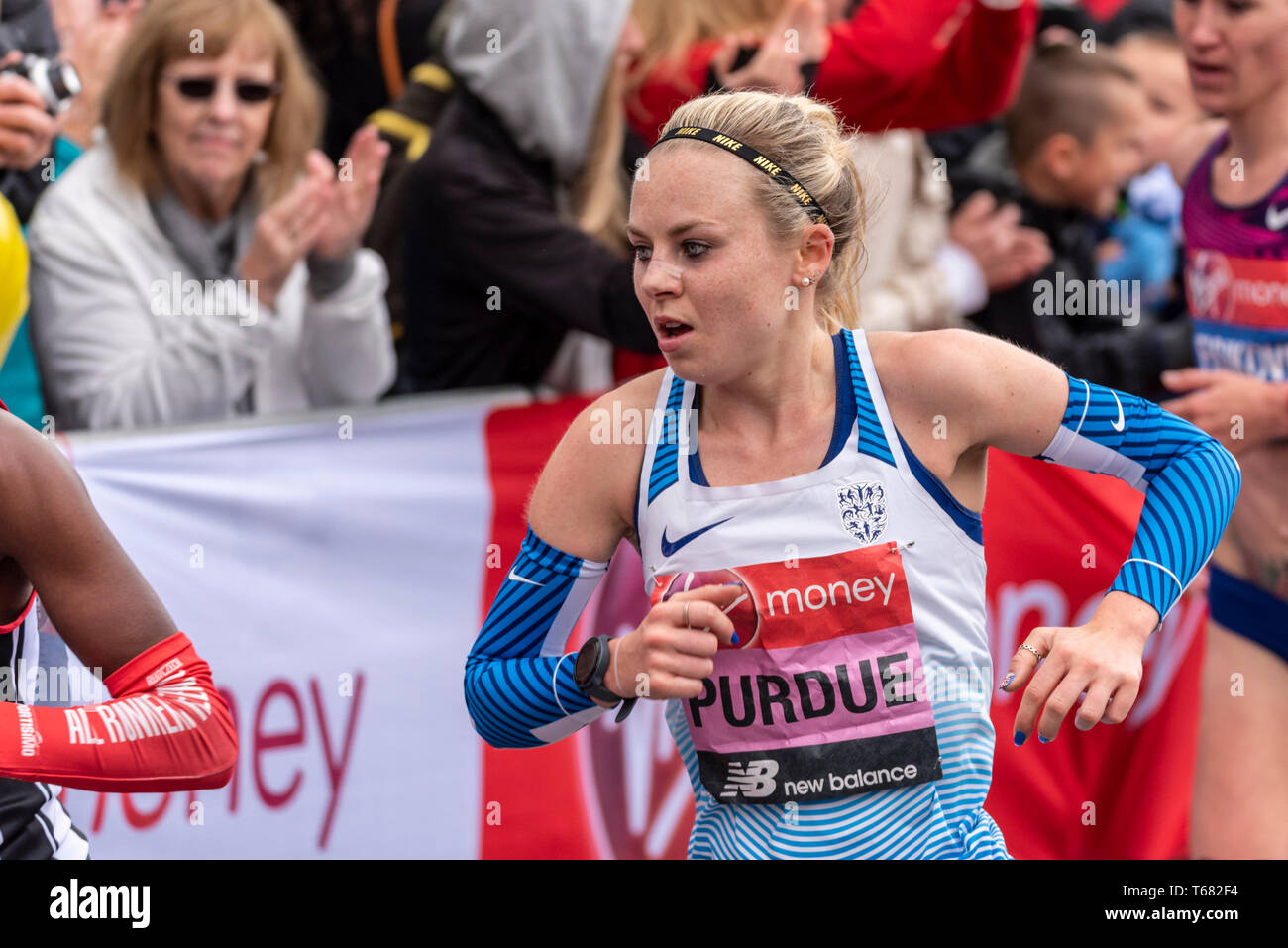 Charlotte Purdue corse nella Virgin Money London Marathon 2019 vicino al Tower Bridge, Londra, Regno Unito. Donna britannica Foto Stock