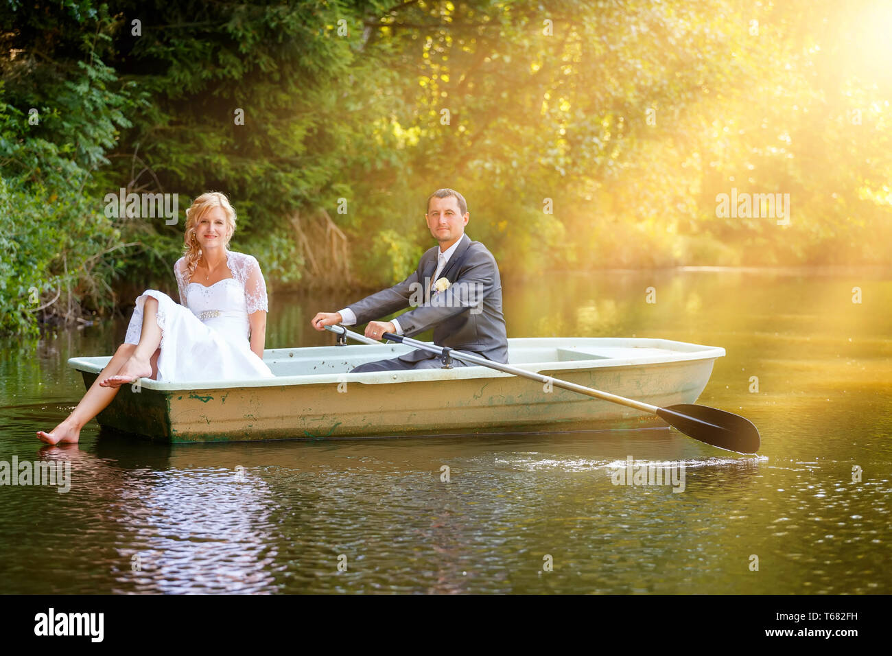I giovani sposi novelli sposi in barca Foto Stock