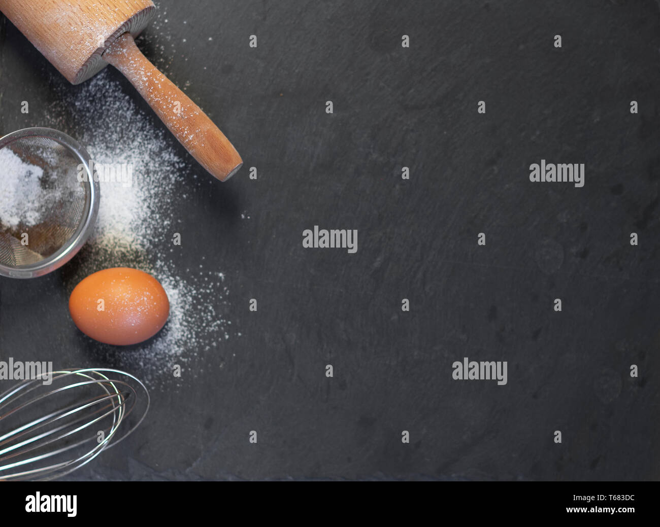 Uova e farina su sfondo scuro vista superiore Foto Stock