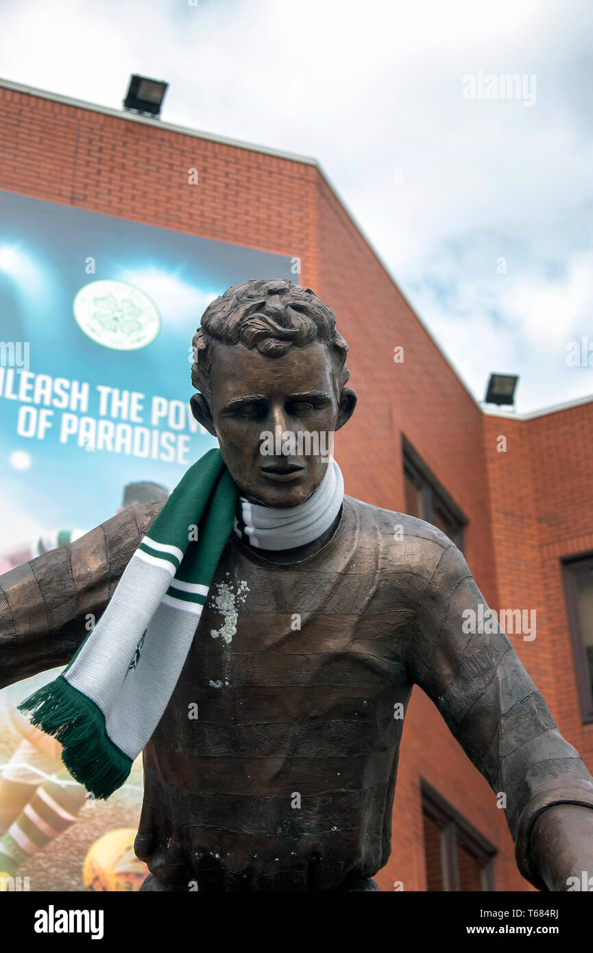 GLASGOW, SCOZIA - 29 Aprile 2019: la statua dell'icona celtica, Jimmy Johnstone con una celtica sciarpa intorno al suo collo. Foto Stock