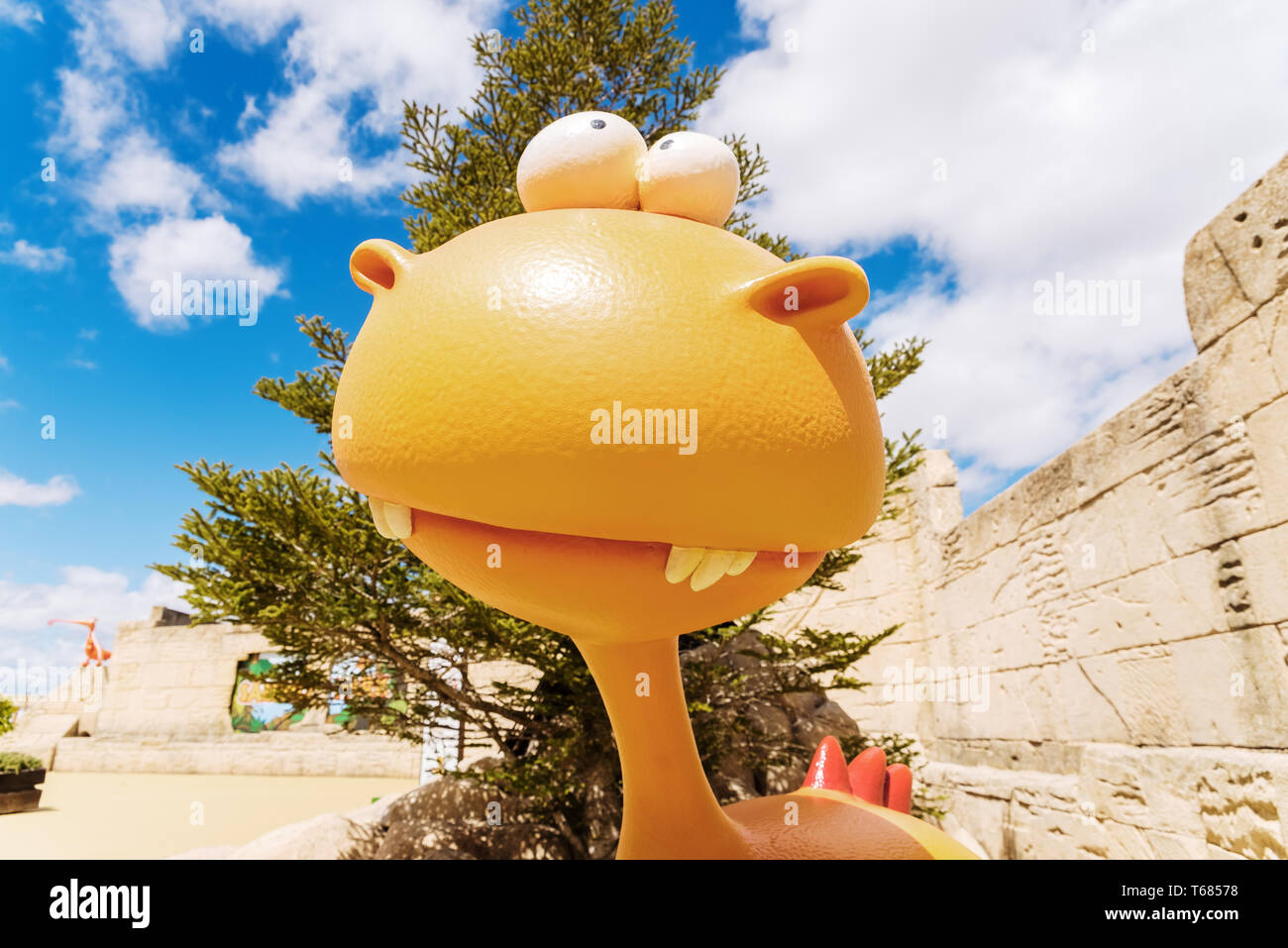 Funny doll nella forma di un dinosauro. Foto Stock