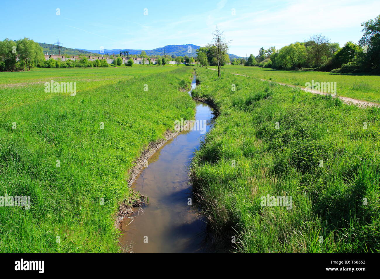 Ooser Landgraben, Fluß durch Sandweier einem Ortsteil von Baden Baden Foto Stock