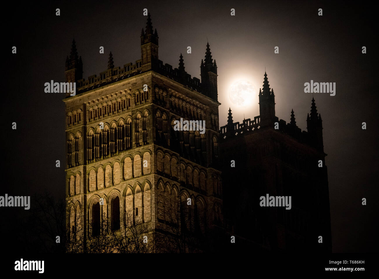 Aprile la luna piena sorge dietro al West le torri della Cattedrale di Durham Foto Stock