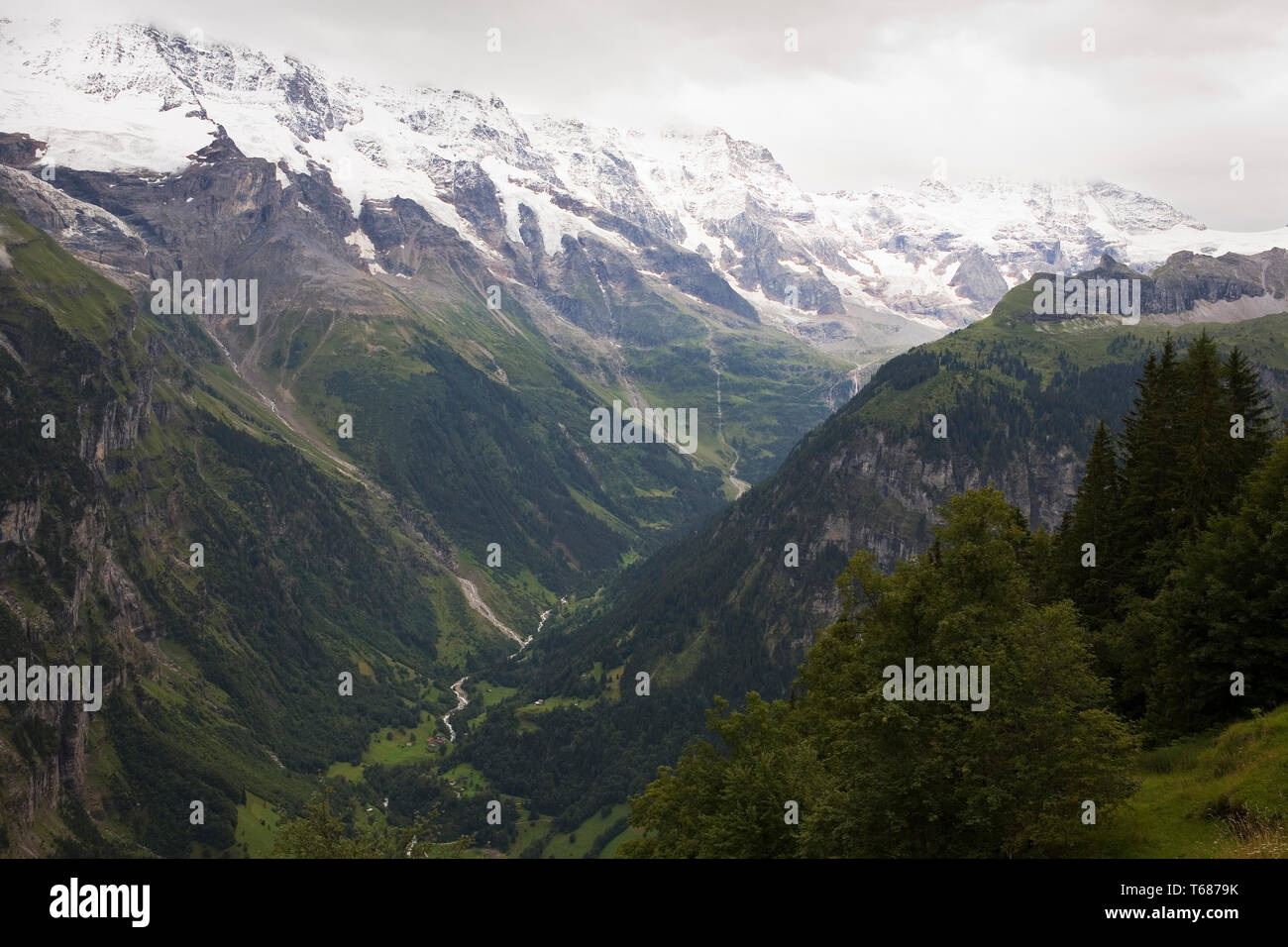 La spettacolare alta valle di Lauterbrunnen, con la parete di Lauterbrunnen bloccando la testata della valle, Oberland bernese, Svizzera Foto Stock