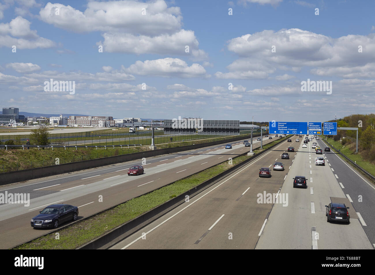Il traffico su un tipico tedesco Autobahn, Germania Foto Stock
