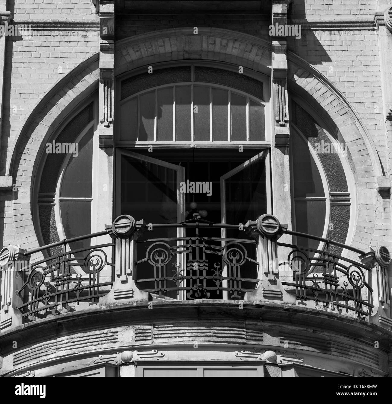 Chiusura del balcone con i dettagli di circolare a 92 RUE AFRICAINE, Bruxelles, costruito in tipico stile Art Nouveau da Benjamin De Lestré Foto Stock