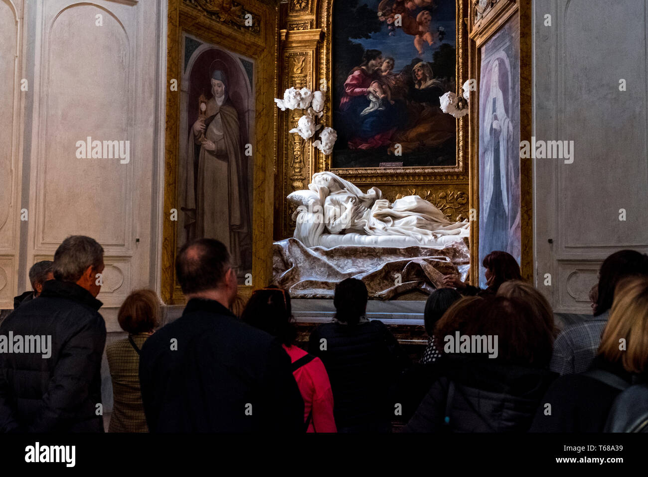 I turisti che cercano la Beata Ludovica Albertoni scultura frome Bernini a San Francesco a Ripa chiesa Foto Stock