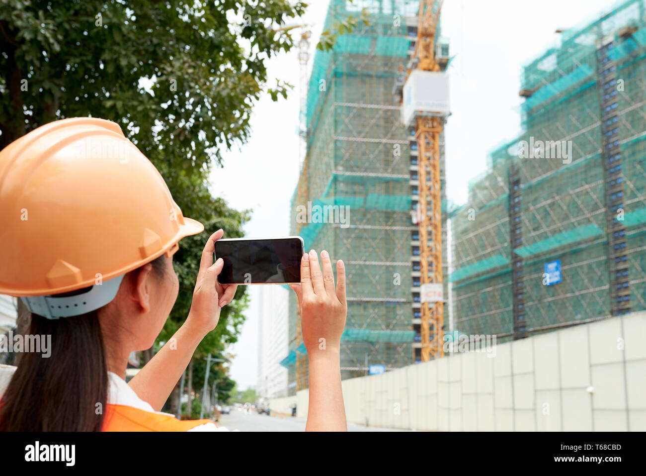 Ingegnere girando un video sul telefono Foto Stock