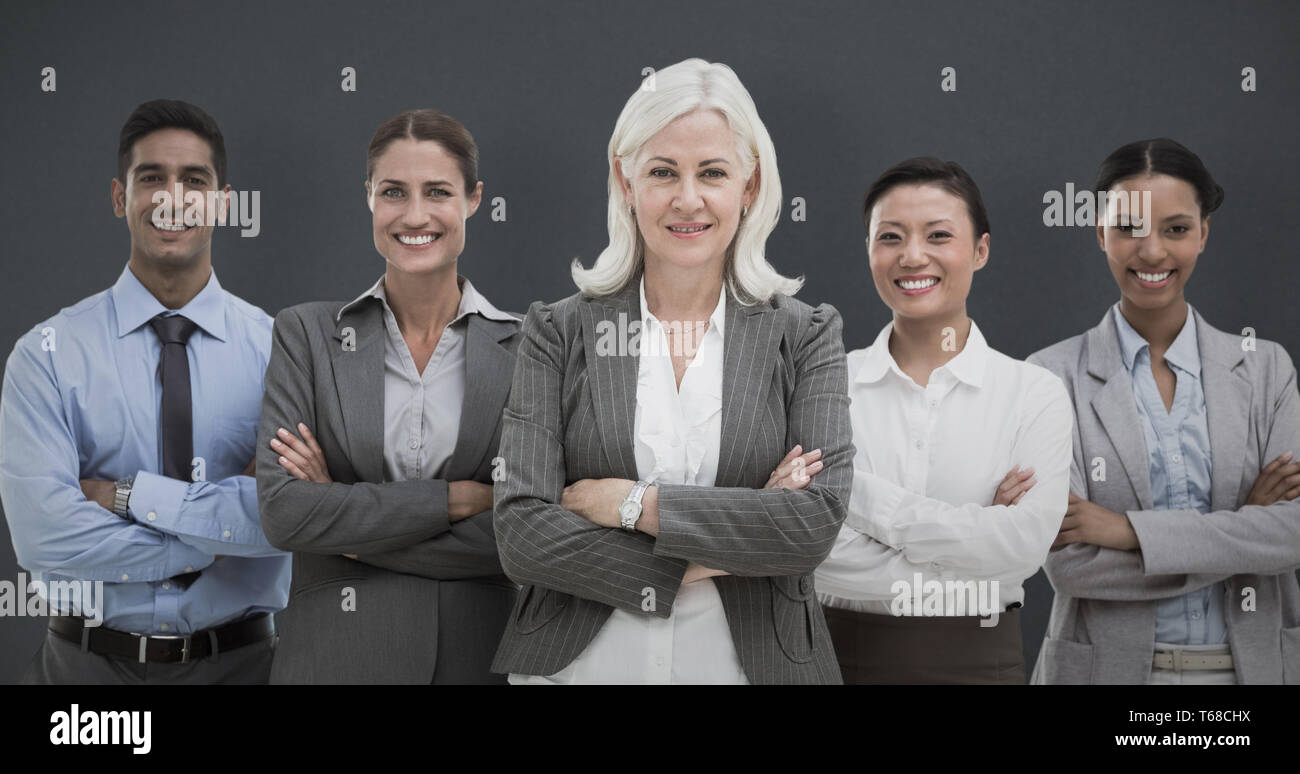 Immagine composita della gente di affari con le braccia incrociate sorridente in telecamera Foto Stock
