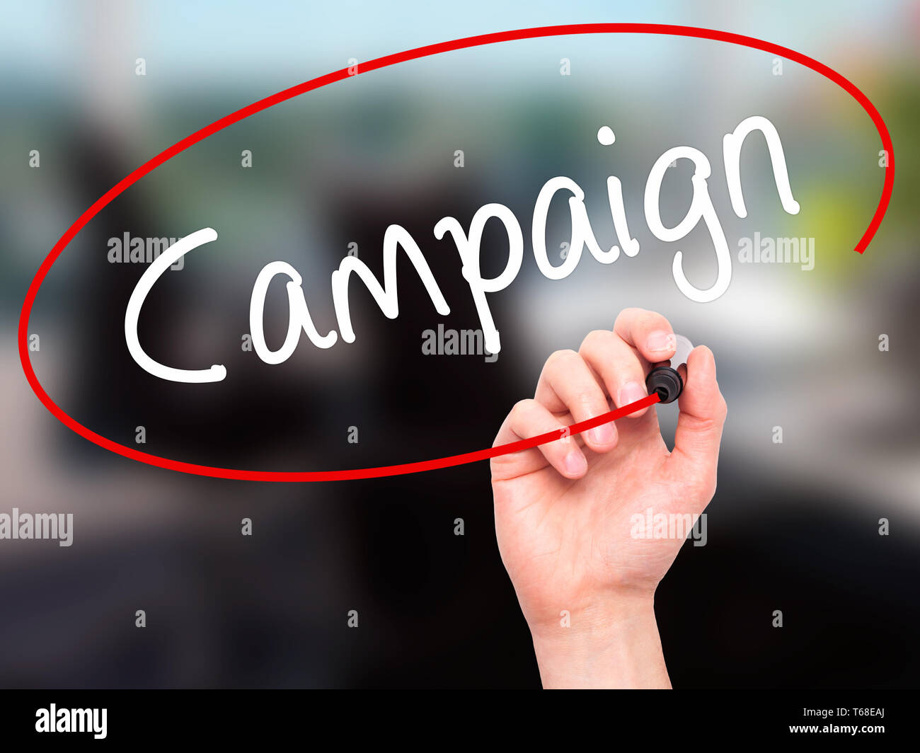 Man mano la scrittura di campagna con pennarello nero su schermo visivo Foto Stock