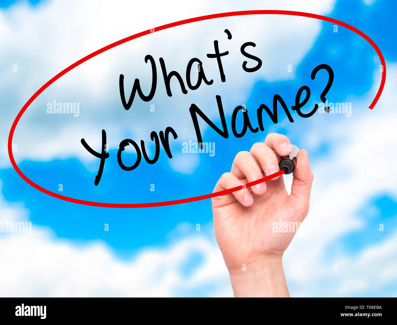Man mano che scrive qual è il tuo nome? Con il pennarello nero su schermo visivo Foto Stock