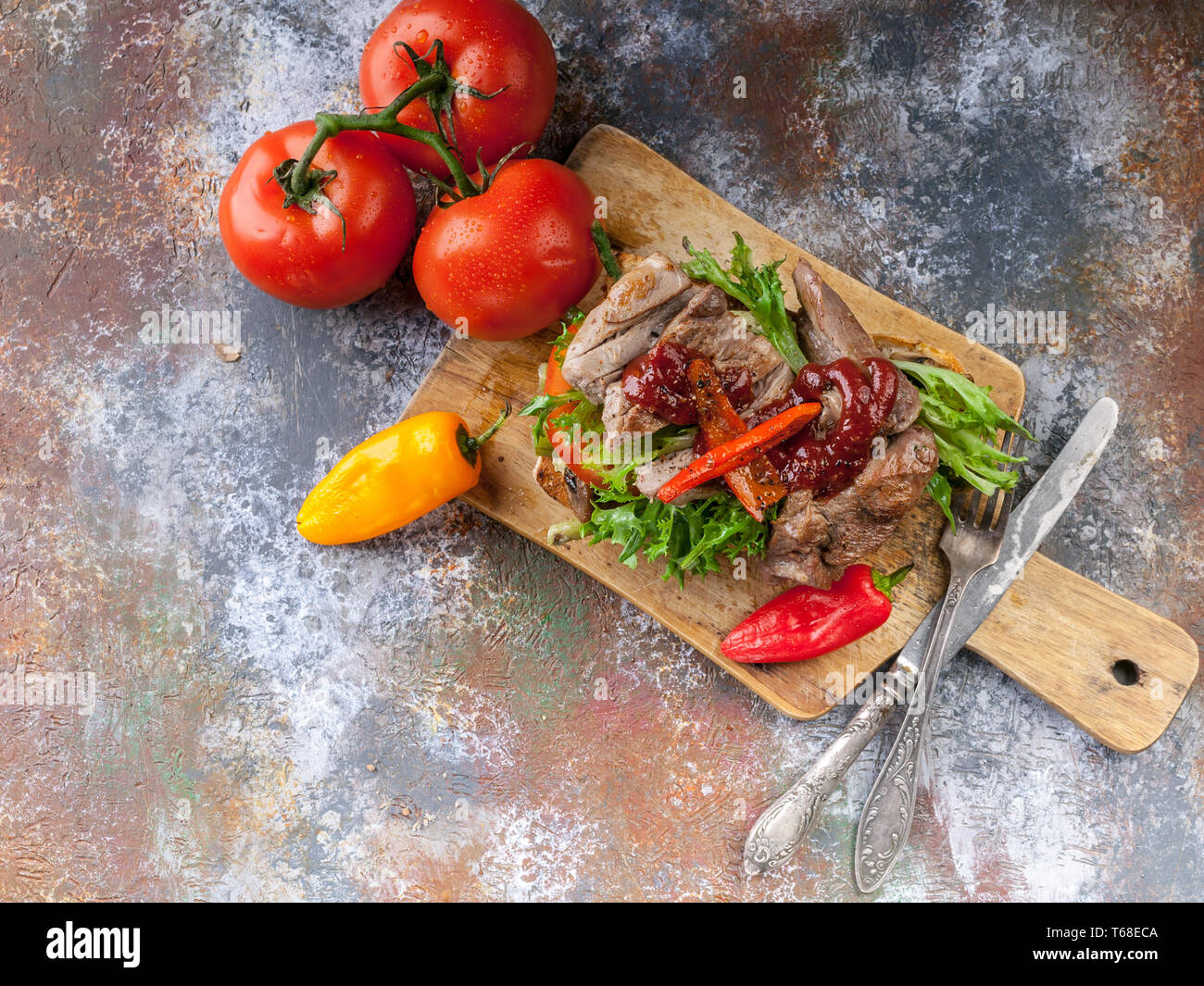 American pranzo. Vista superiore alla griglia con sandwich di carne di tacchino fritto di asparagi, funghi, peperoni, pomodori e verdi. Foto Stock