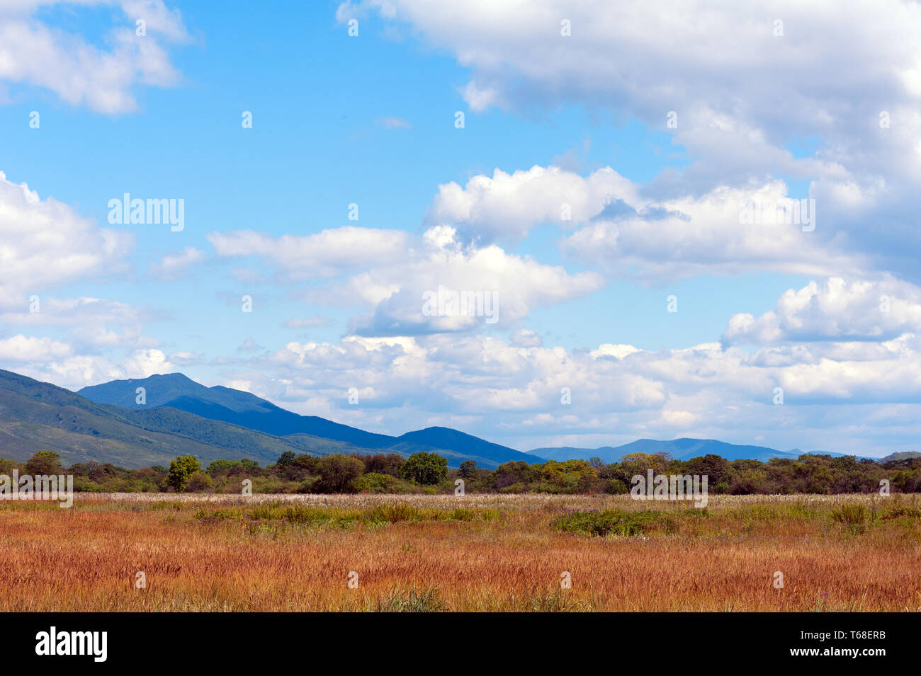 Paesaggio con vista sulle montagne, cielo blu e nuvole bello. Foto Stock