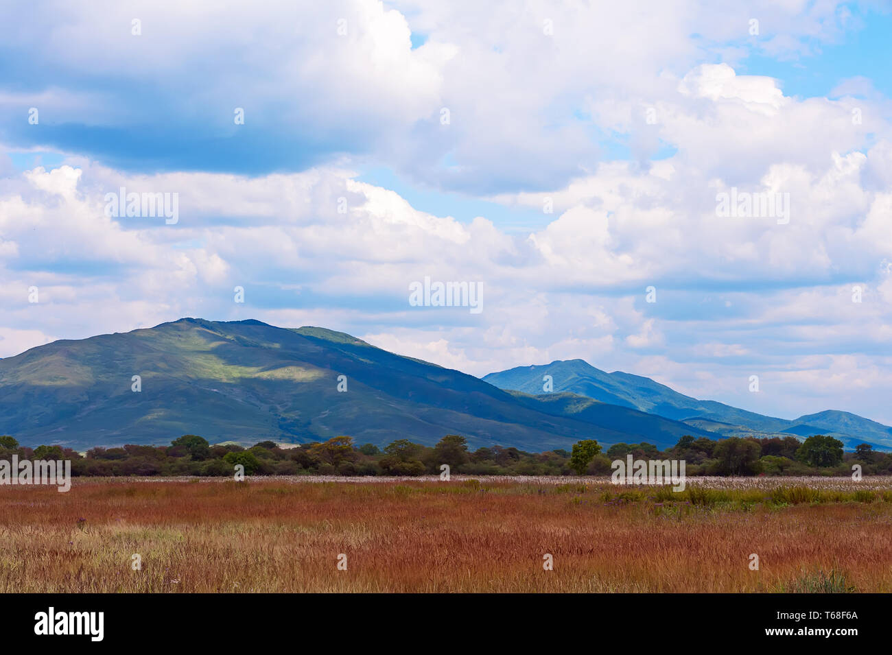 Paesaggio con vista sulle montagne, cielo blu e nuvole bello. Foto Stock