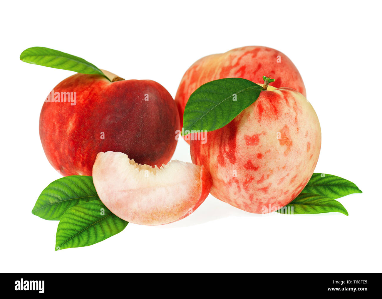 Pesche fresche di frutta con taglio e foglie verdi isolati. Foto Stock