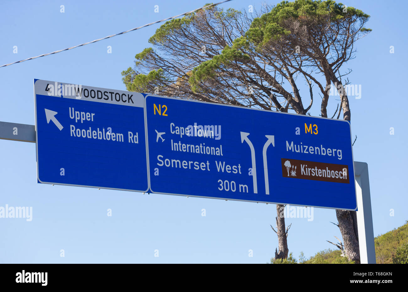 Direzione o direzionale segno bordo su una autostrada a Città del Capo in Sud Africa che mostra il percorso da compiere per l'aeroporto e altre aree suburbane Foto Stock