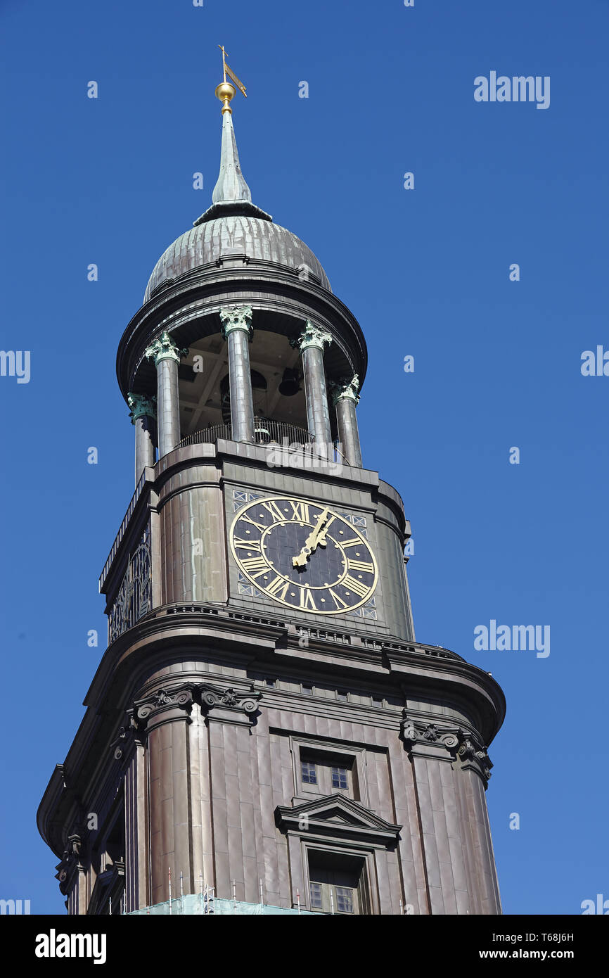 La famosa chiesa Sankt Michaelis chiamato Michel a Amburgo, Germania Foto Stock