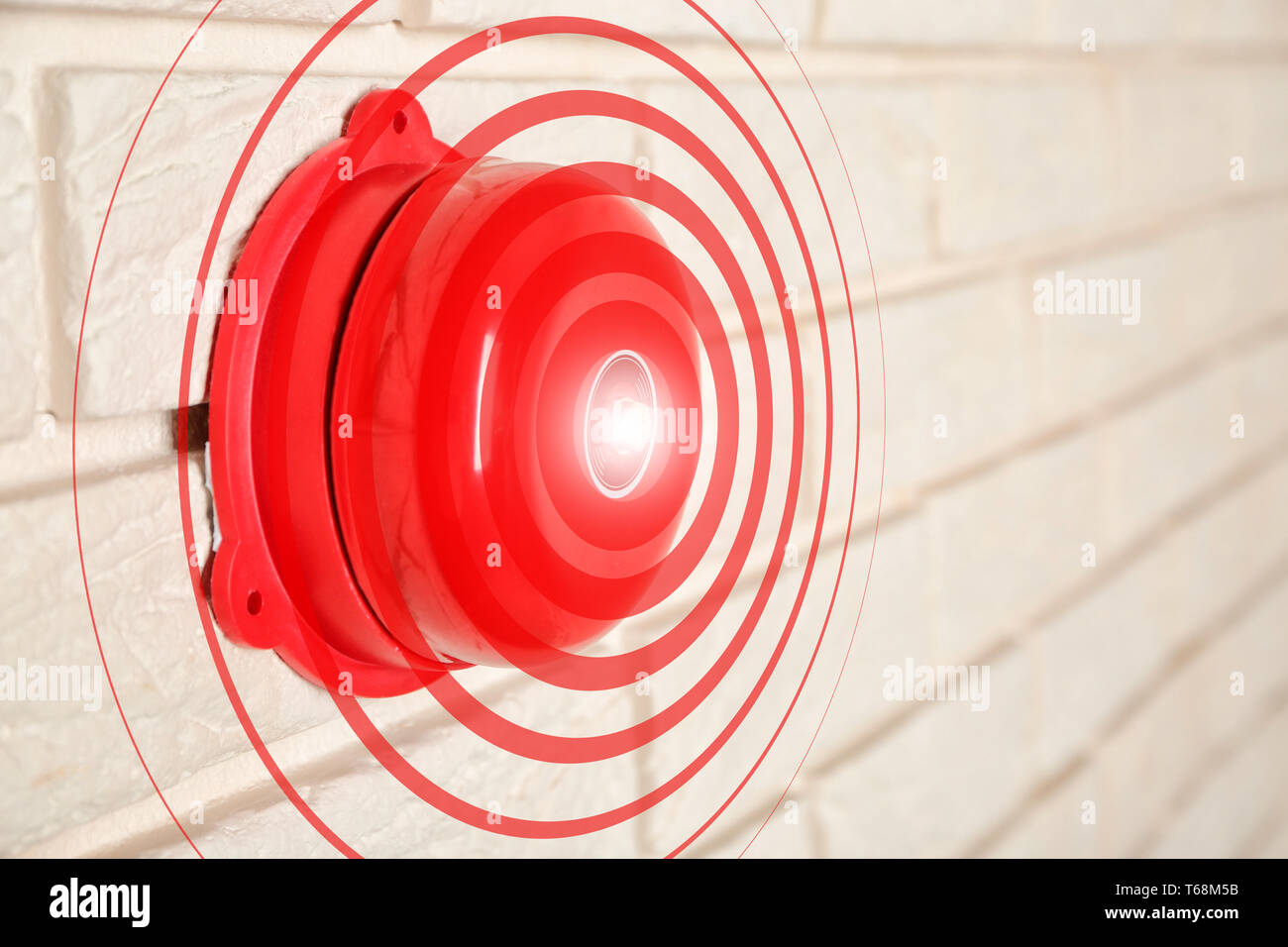 Squilla il campanello di allarme su un muro di mattoni per interni Foto Stock