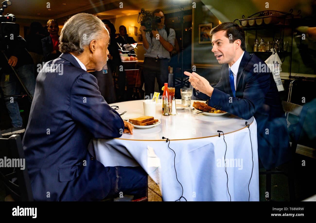 Sindaco Pete Buttigieg (D) di South Bend, Indiana e Rev. Al Sharpton sono visti a Sylvia del ristorante come si mangia il pranzo insieme di Harlem, a New York City. Foto Stock