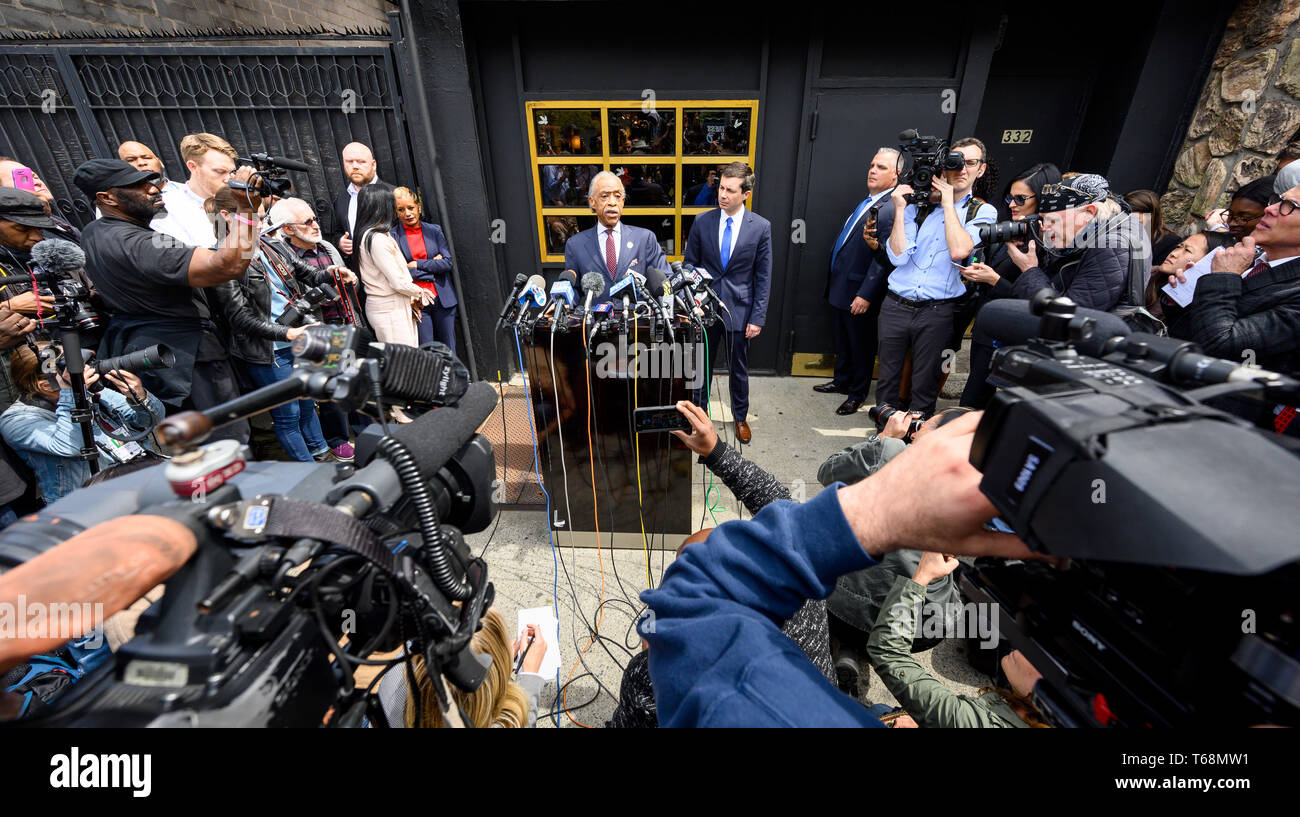 Sindaco Pete Buttigieg (D) di South Bend, Indiana e Rev. Al Sharpton visto parlando durante una conferenza stampa a Sylvia's Restaurant di Harlem, a New York City. Foto Stock