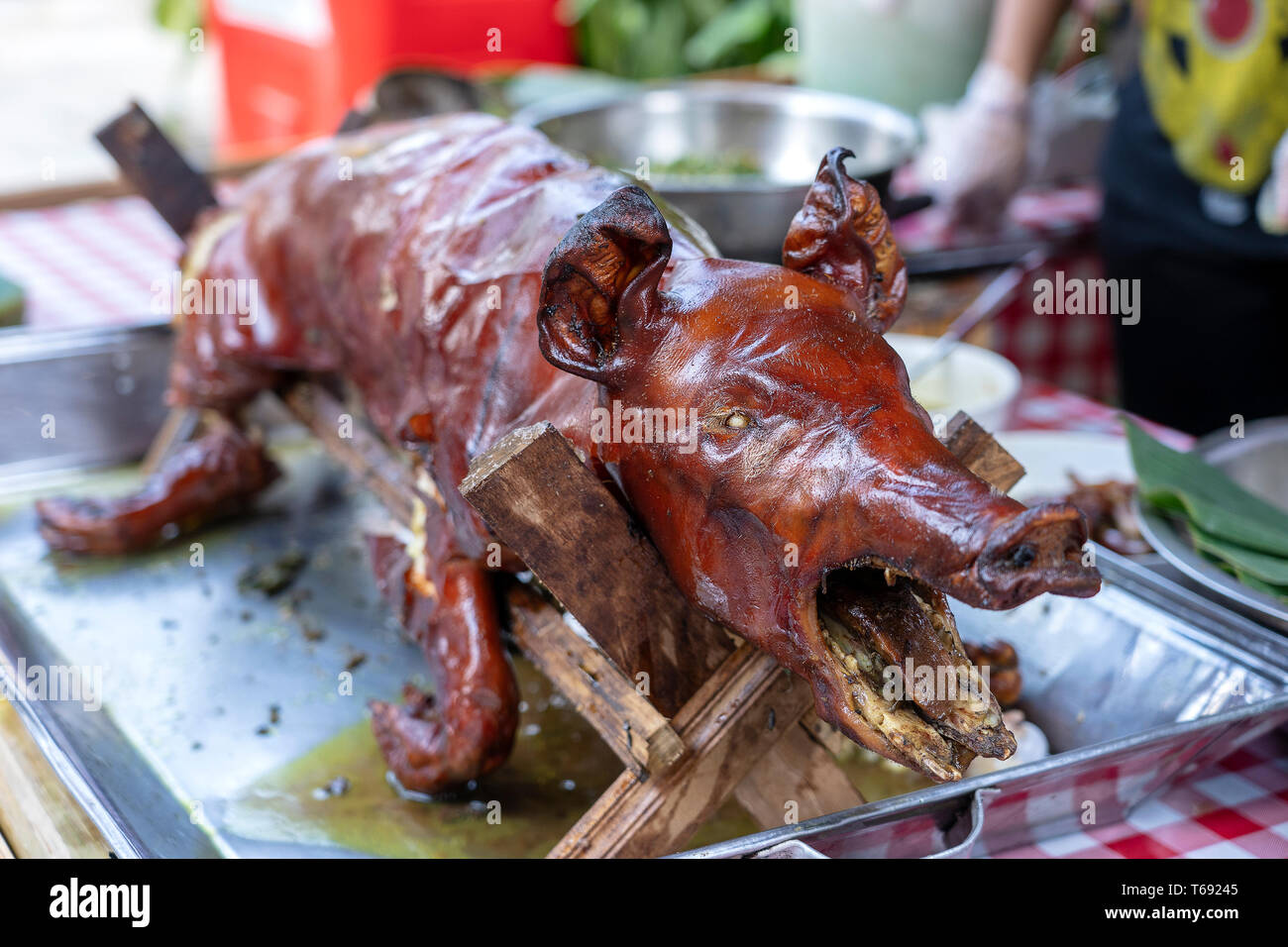 Arrosto di maiale sul barbecue tradizionale. Maiale alla griglia sul mercato di Bali, Indonesia, close up Foto Stock