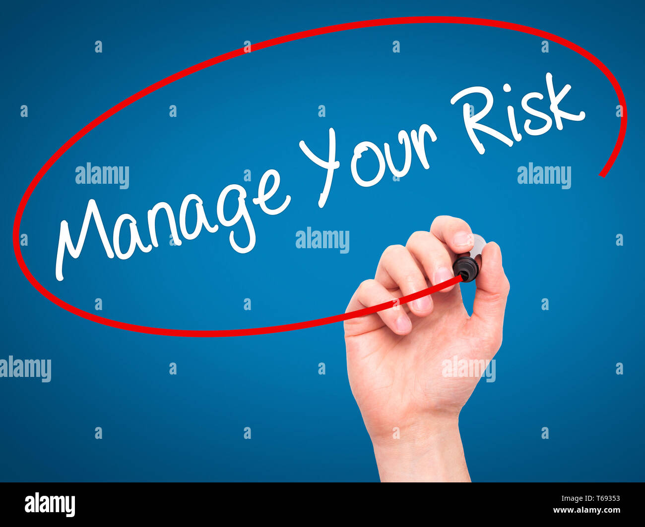 Man mano che scrive a gestire il rischio con pennarello nero su schermo visivo Foto Stock