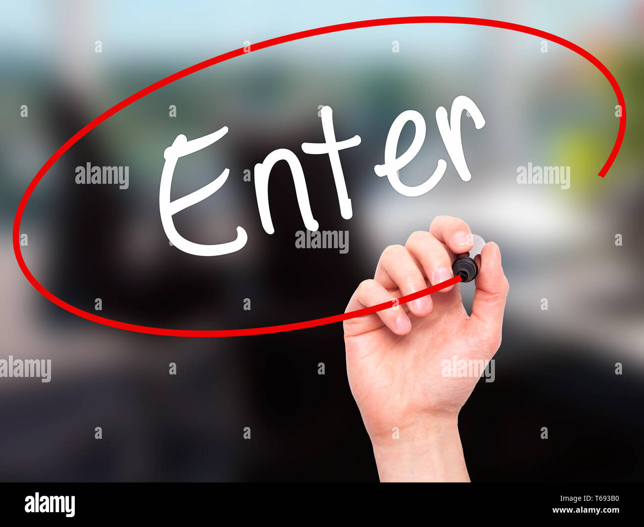 Man mano che scrive immettere con pennarello nero su schermo visivo Foto Stock