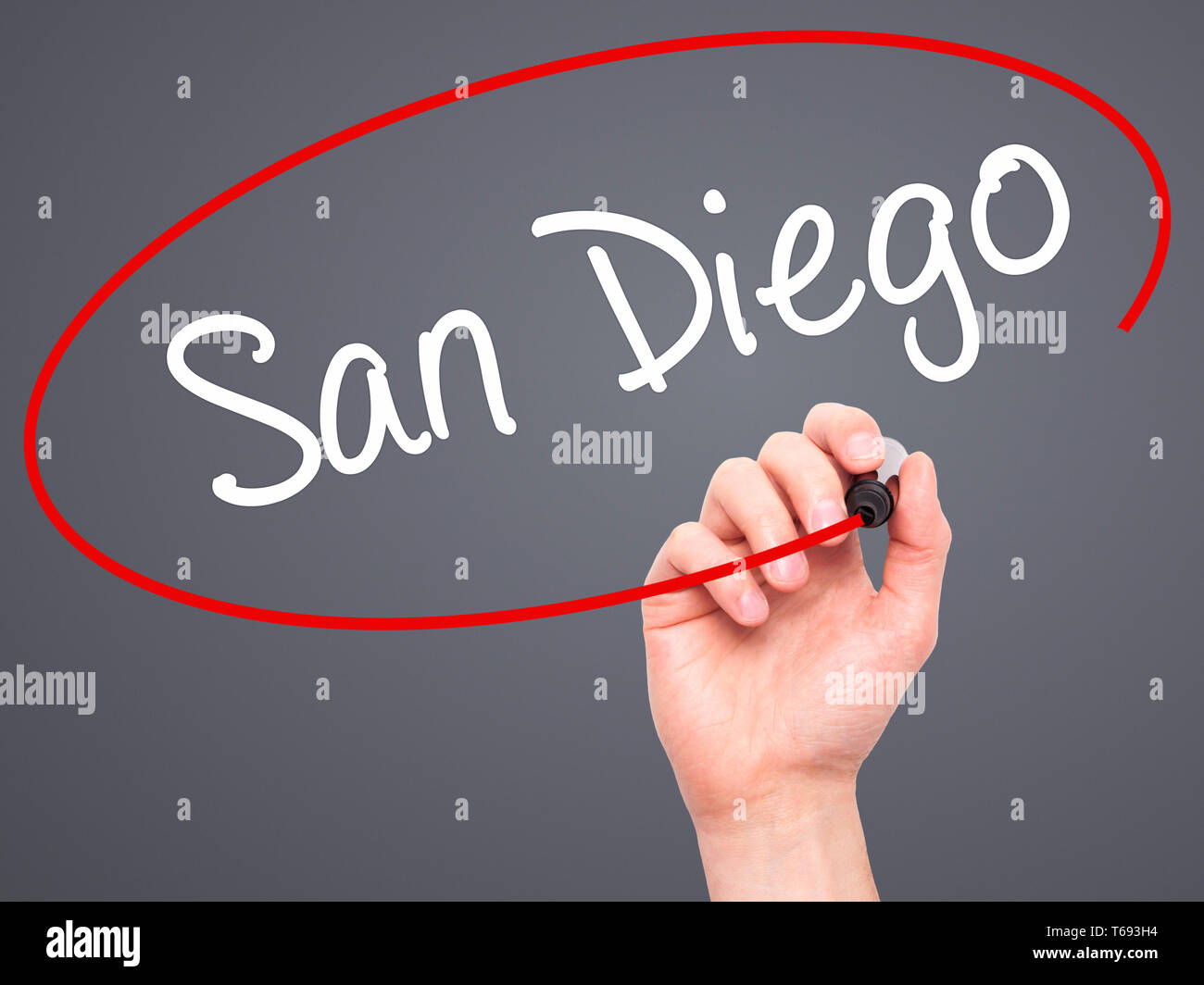 Man mano che scrive San Diego con pennarello nero su schermo visivo Foto Stock