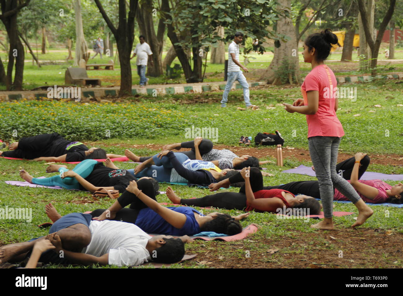 I giovani indiani fare yoga in Cubbon Park, Bangalore, India Foto Stock