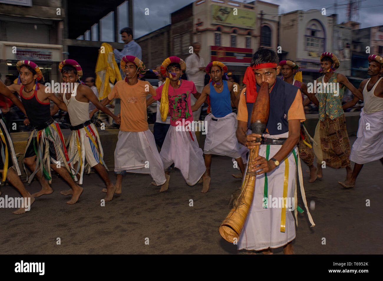 07-ago-2010-Tribal divotis dancing in occasione di baps swaminarayan mandir nagar yatra Dhule Maharashtra india asia Foto Stock