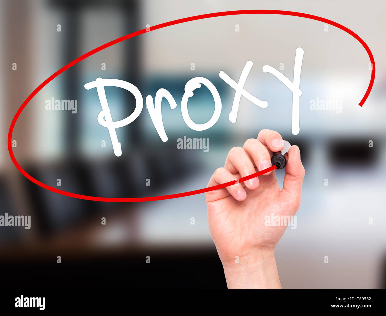 Man mano il proxy di scrittura con pennarello nero su schermo visivo. Foto Stock